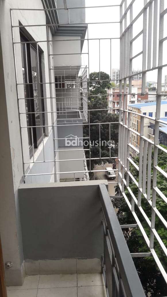 01) At Dhanmondi R/A, an old flat, nice location, 1725 sft (front face) six storied/top floor, 3 bed/3 bath/3 balcony, car park+utility, price-Tk.1,90,00000 (fixed).  , Apartment/Flats at Dhanmondi